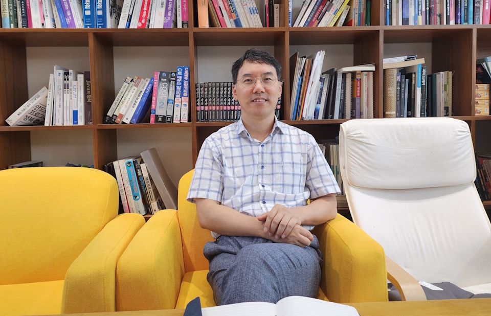 토론과 협업 중심의 수업에 참여하는 학생들